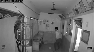 روح بر سر مرد فریاد می زند و مرد را می ترساند