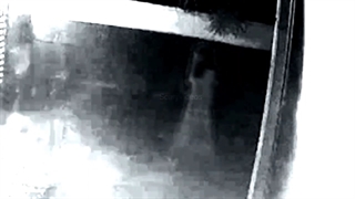 روح زیر بارش شدید در حیاط خانه