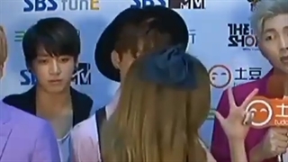 اینجا جیمین و جونگکوک دارن قدشونو با خانمه مقایسه میکنن