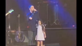 اجرای محسن یگانه به همراه دخترش