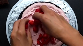 اینجوری دسر توت فرنگی حرفه ای درست کن