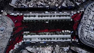 اینجاییم و دلیله رقصه پرچمه عشقه