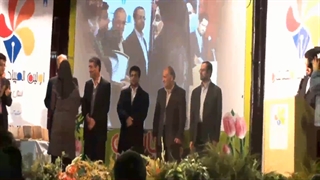 دریافت جایزه در روز مامایی