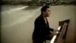 موزیک ویدیو آغوشتو به غیر من به روی هیچکی وا نکن