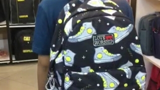 نمایش کوله پشتی مدرسه ای برند هاوایی در ایساتیس کامپیوتر در یزد