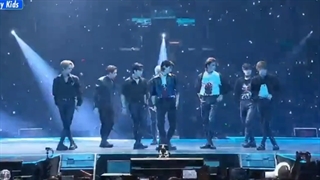 اجرای Maniacاستری کیدز در مراسم KCONآمریکا