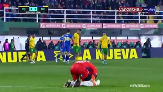 دلداری یک کودک به دروازه بان پس از اشتباه که مرتکب شد