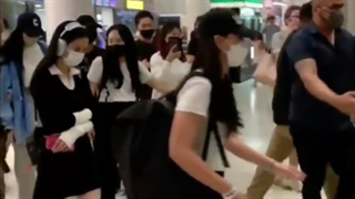 ویدئو منتشر شده از بلک پینک در فرودگاه نیویورک