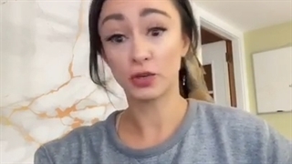 زنی که هنگام صحبت در مورد بدهی وام دانشجویی اش گریه می کند