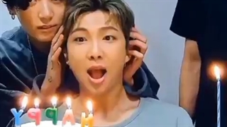 به عنوان یک لیدر شاید بعضی آرمی ها خیلی دلت رو شکوندن مرسی ک ترکمون نکردی امیدوارم تا وقتی ک زنده ام خوشحالی تو ببینم :)