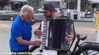 برخورد اتفاقی انوشیروان روحانی و نوازنده خیابانی تُرک در ونکوور کانادا و اجرای قطعه گل سنگم با آکاردئون
