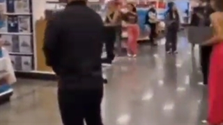 دخترا در حال دیدن از آلبوم خودشون در فرودگاه دیده شدن