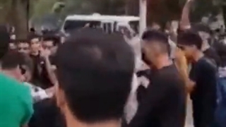 حمله آشوبگران به یک خانم محجبه و کشیدن چادر و روسری از سرش در خیابان!