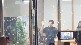 تهیونگ و هیوشین همراه فن‌ها آهنگ میخونن