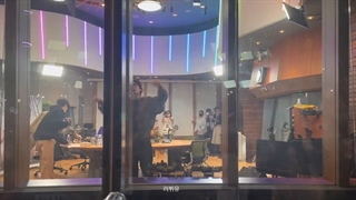 تهیونگ قسمتی از آهنگ Magic Shop رو همراه با آرمی‌ها میخونه