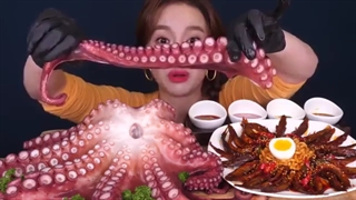 هشت پا میخوره