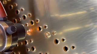 پانچ پلکسی طلایی در کارگاه تابلوسازی هامن