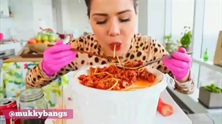 اسمرفود/کوتاه/خوردن اسپاگتی/گوشت چرخ کرده/سوسیس