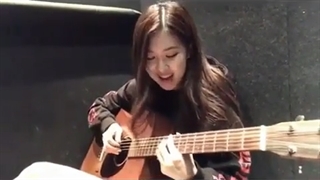 گیتار زدن رزی بلک پینک