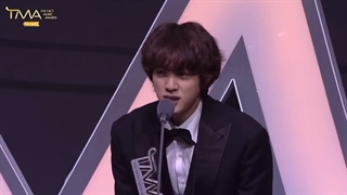 کات اعلام برد و دریافت جایزه‌ی "FANNSTAR Individual Choice Award" توسط جین در مراسم  The Fact Music Awards