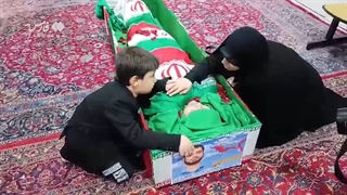 14010717: وداع فرزند شهید مدافع امنیت امیراحمدی با پدرش در معراج شهدا