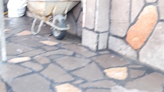 اجرای  محوطه‌ای سازی سنگ لاشه سنگ ورقه ای