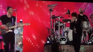 (کپشن) ویدیویی از جین در کنسرت بوئنوس ایرس دیشب کلدپلی برای اجرای آهنگ The Astronaut