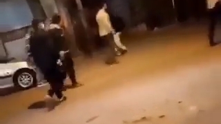 حمله بازاری ها به یکی از اغتشاشگران