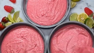 طرز تهیه کیک توت فرنگی