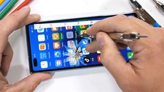 تست مقاومت در برابر خط و خش گوشی Huawei Mate X2