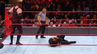 مسابقه Seth Rollins vs. Kane Raw, Oct. 30, 2017