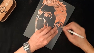 حکاکی تصویر کریستیانو رونالدو بر روی آینه توسط ذبیح الله موسوی وردنجانی