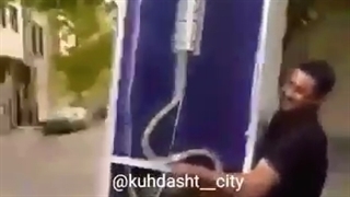 برداشتن یخچال با دو دست