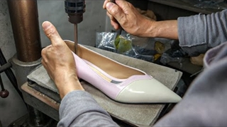 چگونه؟ مراحل جذاب ساخت دستی یک کفش زنانه