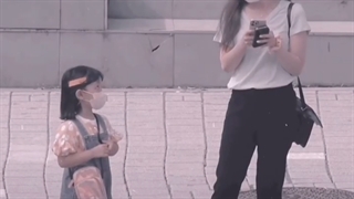 دختر بچه خوشگل و کیوت از بقیه میخواد که دستش بگیرن و ازخیابون ردش کنن