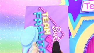 باربی مسابقه مد barbie & barbie moda eglencesi nin birinci turunu candy ile danc ediyor