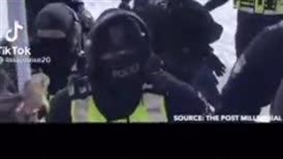 پلیس کانادا علاوه بر اینکه معترضان رو مثل سگ میزنه از روشون با اسب رد میشه!!!!