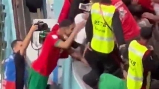 اشرف حکیمی مراکشی گل پیروزی بخش برابر اسپانیا را با دستبوسی مادر تکمیل کرد