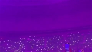 خواندن آهنگ Stay توسط بلینک ها قبل کنسرت 