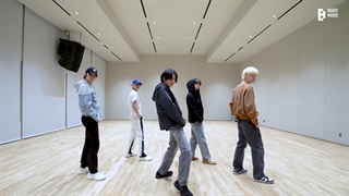 دنس پرکتیس کاور "DNA-BTS" توسط "TXT"