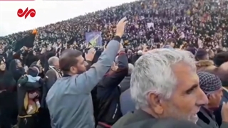 14011006: جمعیت کم‌نظیر در تشییع یک شهید/ کسی در خانه نماند!