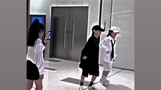 امروز وسط ساعد  زدن پ.یود شدم شانس آوردم پد داشتم وگرنه خون اونجا رو می‌برد