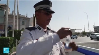 شرطی عراقی ینظم السیر تحت درجة حرارة تتجاوز الـ 50