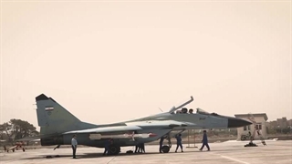 آماده‌سازی جنگنده میگ ۲۹ توسط نوجوانان دهه نودی