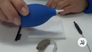 تمیز کردن سمعک پشت