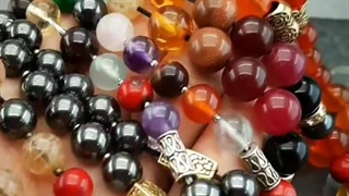 سفارش دستبند و تسبیح های سنگ اصلی در جواهری بینا