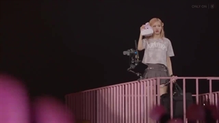 کنسرت (بدون حضور جیسو) با آهنگ stay و yeah yeah yeah از بلک پینک در اوساکا ژاپن